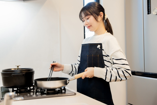 自炊している女性
